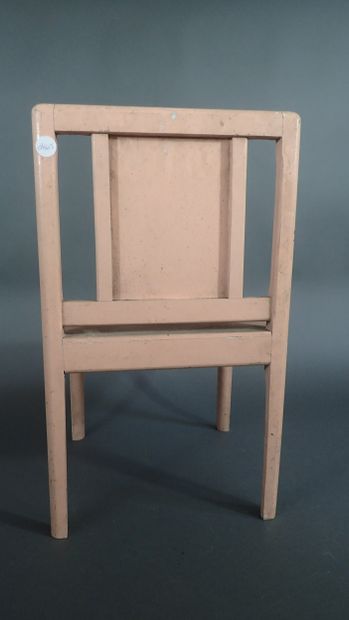 Chaise d'enfant en bois peint rose pâle reposant...