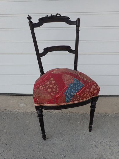 Petite chaise en bois noirci, le dossier...