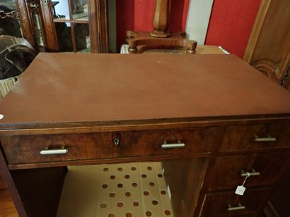 Bureau en placage de noyer ouvrant à caisson...