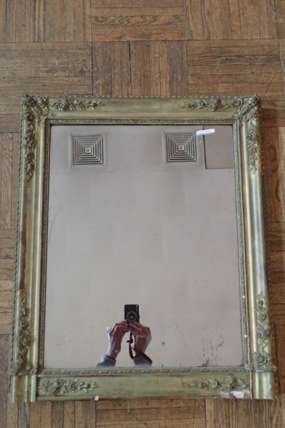 Miroir dans un cadre en bois stuqué doré...