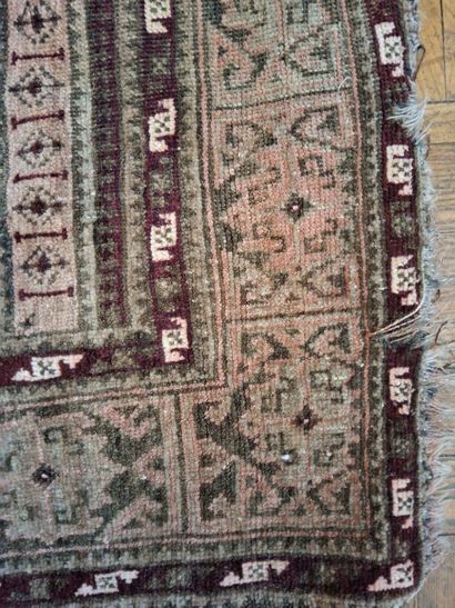 TAPIS d'Orient en laine dans les tons bordeaux...