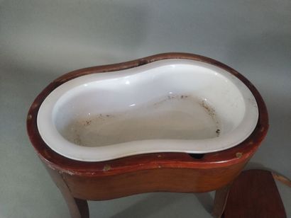 Bidet en noyer, bassine en faïence de Sarreguemines,...