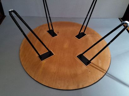 Table basse ronde en bois reposant sur un...