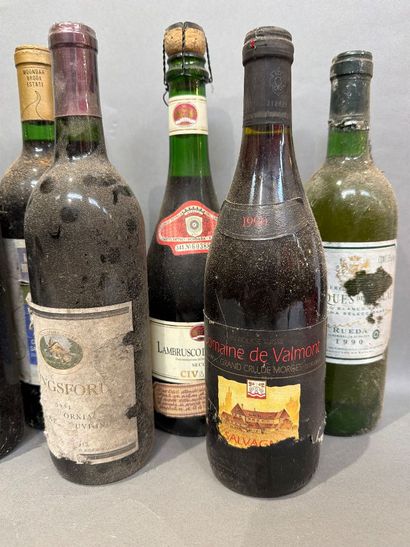 Ensemble de 12 bouteilles de vin du monde...