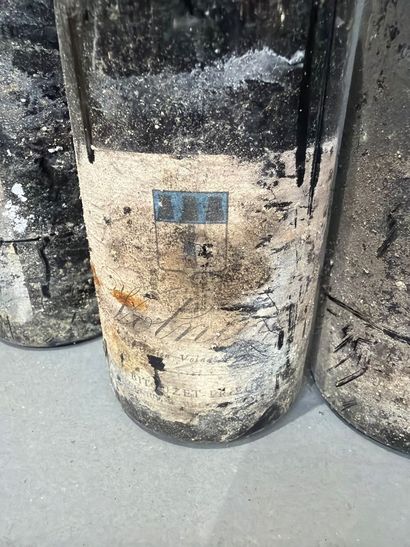 7 bouteilles de Volnay 1987, étiquettes et...