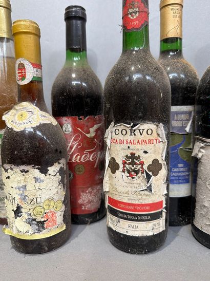 Ensemble de 12 bouteilles de vin du monde...