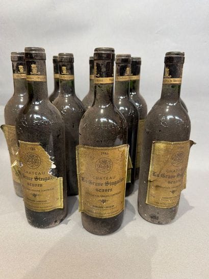 Ensemble de 11 bouteilles Château La Grave...