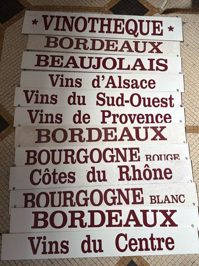 Ensemble de pancartes indiquant différentes...