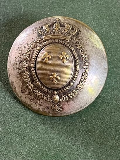 Bouton de tenue aux armes de France portés...