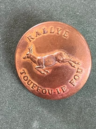 POI. Bouton de tenue de l’équipage Touffou...