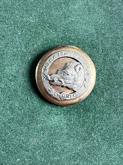 IDF. Bouton de gilet du vautrait de Pouy...