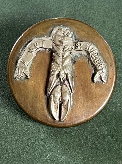 EST. Bouton de tenue de l’équipage de Mussy...