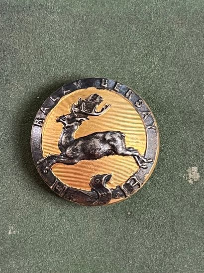 ANJ. Bouton de tenue de vénerie du rallye...