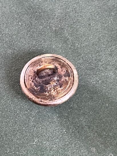 Bouton de gilet aux armes de France portés...