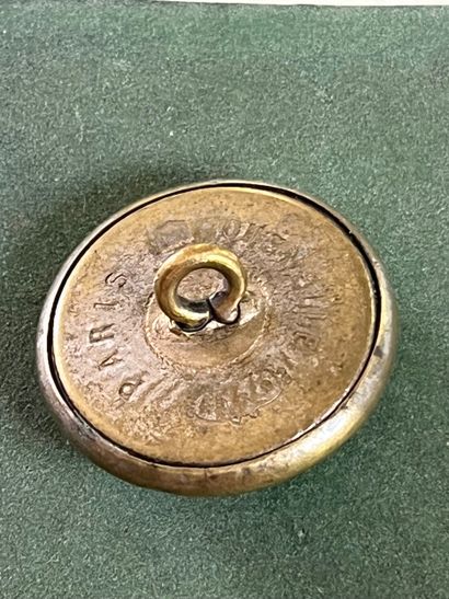 Bouton de tenue aux armes de France portés...