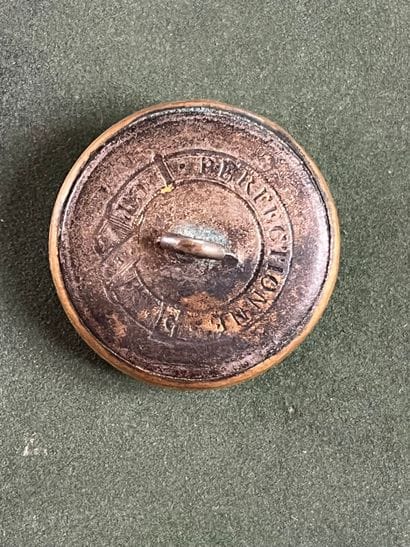 ANJ. Bouton de tenue de vénerie du rallye...