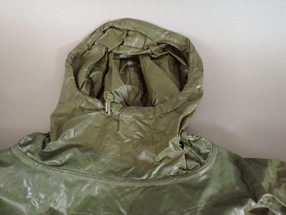 Toile de tente triangulaire formant poncho...