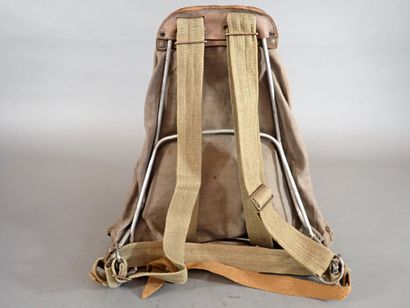 Petit havresac en toile brune, cuir et armature...