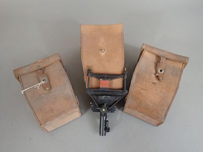3 supports de jumelles français modèle 1933,...