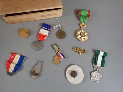 Ensemble de décorations civiles et insignes...