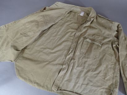 Trois chemises Chino en coton, avec épaulettes....