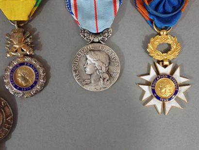 Lot de 5 décorations civiles et militaires:...