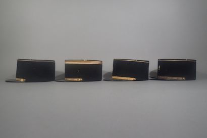 Quatre képis. Trois pour l’artillerie avec...