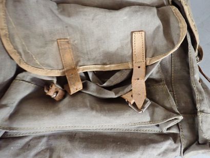Petit havresac en toile brune, cuir et armature...