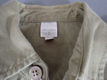 Trois chemises Chino en coton, avec épaulettes....