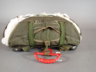 Parachute ventral TAP 511. Avec sa voilure...