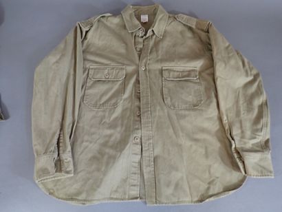 Trois chemises Chino en coton, avec épaulettes....