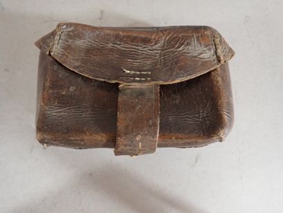 Deux cartouchières en cuir brun. 9,5 x14...