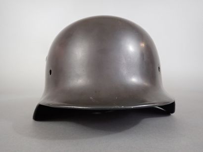 Coque de casque modèle 1935 en acier peint....