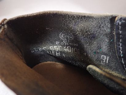 Paire de brodequins soviétiques en cuir noir....