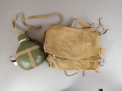 Lot. Petit sac à dos Viêt-Cong en toile kaki....