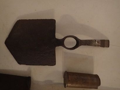 Lot: pelle bêche allemande, le fer daté 1915...