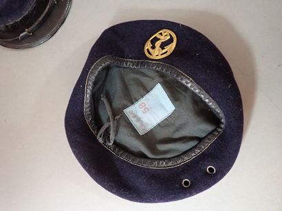 Lotde 3 coiffures: un béret rouge avec insigne...