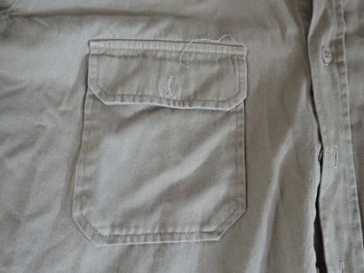 Trois chemises Chino en coton, avec épaulettes....