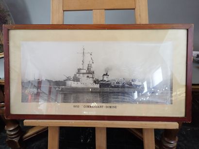 Deux photographies encadrées de navire de...