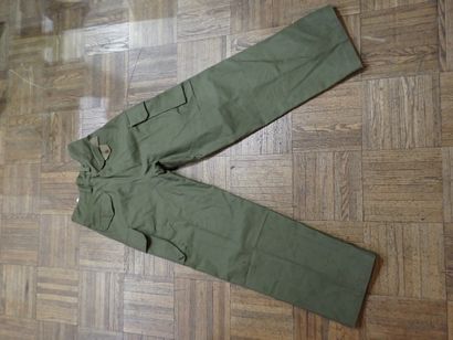 Pantalon modèle 47 en toile verte, tamponné...