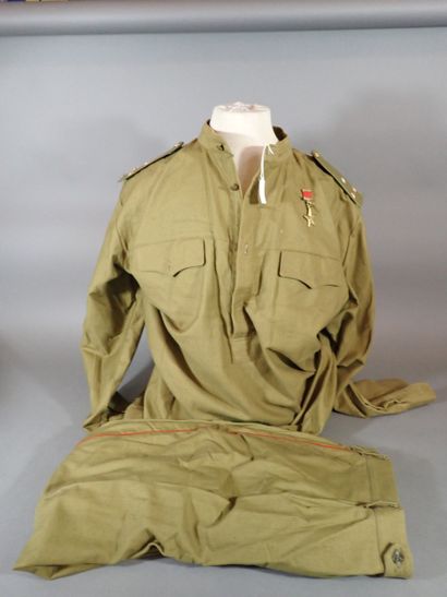 Uniforme soviétique en tissu kaki comprenant...