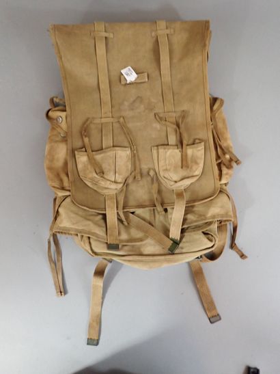 Havresac en toile kaki, caoutchouté à l’intérieur....