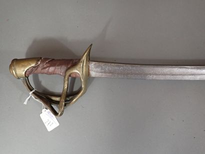 Sabre de cavalerie en mauvais état. Garde...