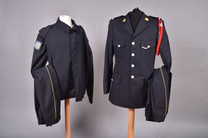 Deux uniformes d’un sous-lieutenant du 16e...