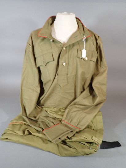 Uniforme soviétique en tissu kaki à passepoil...