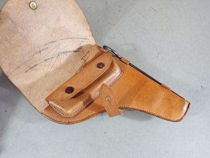Etui en cuir fauve pour revolver Nagant modèle...