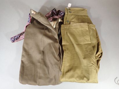 Deux pantalons soviétiques. Un de femme en...