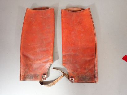 Un ceinturon Sam Brown Belt avec baudrier...