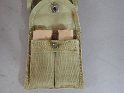 Deux pochettes porte-chargeurs de carabine...