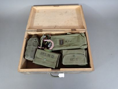 Valise en bois peint vert contenant : 19...